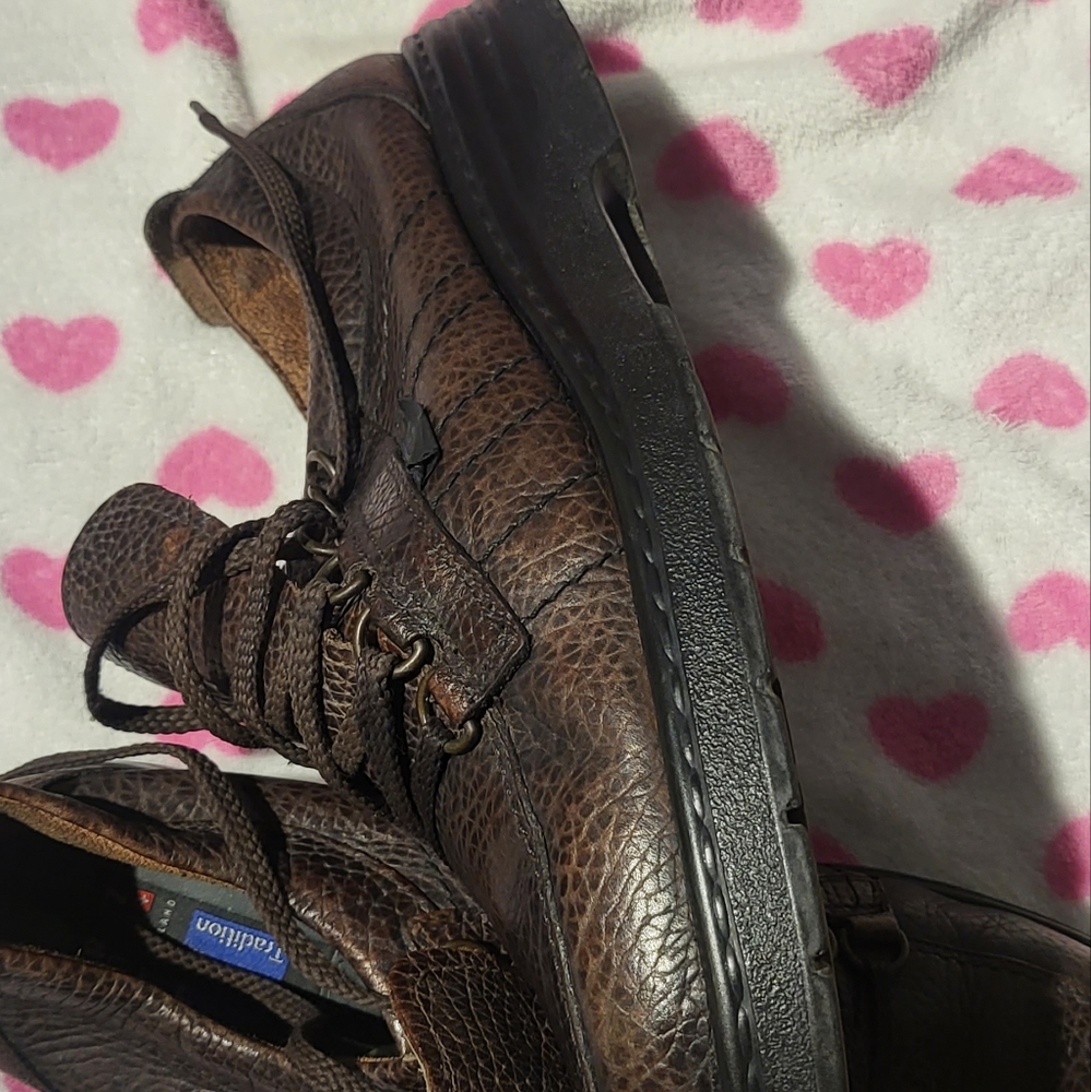 Shoe - Picture 2 of 14